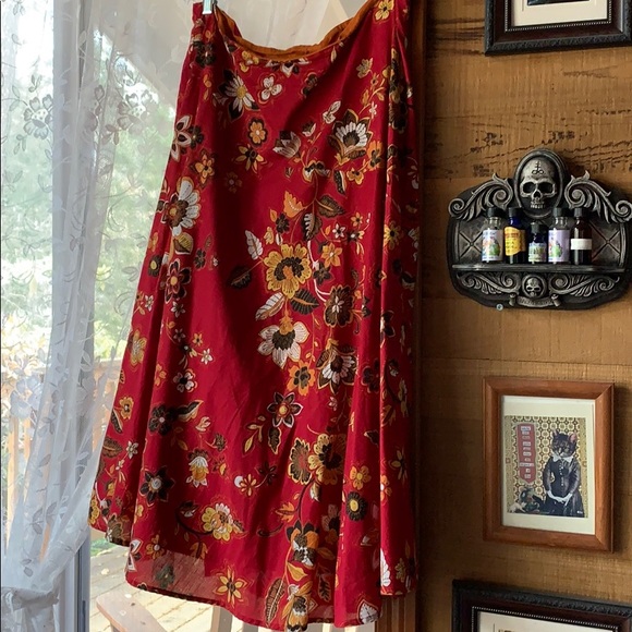 Dark red floral skirt - Picture 3 of 7